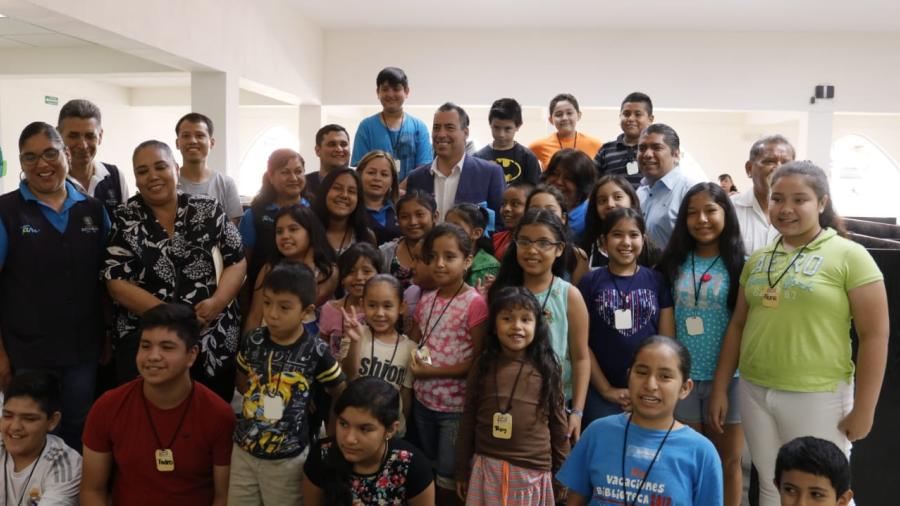 Visita Alcalde a estudiantes que vacacionan en biblioteca