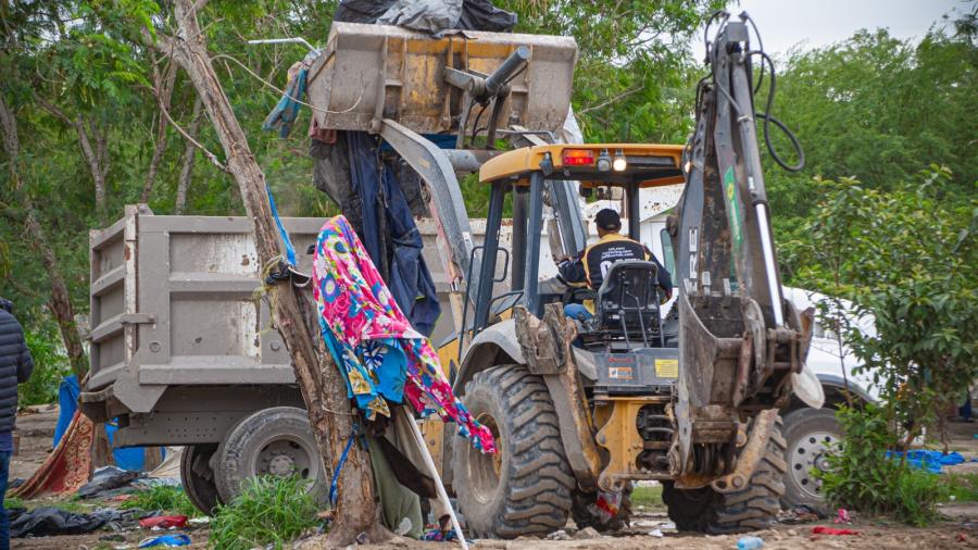 Autoridades municipales realizan limpieza en bordo  del río bravo para evitar problemas de salud pública