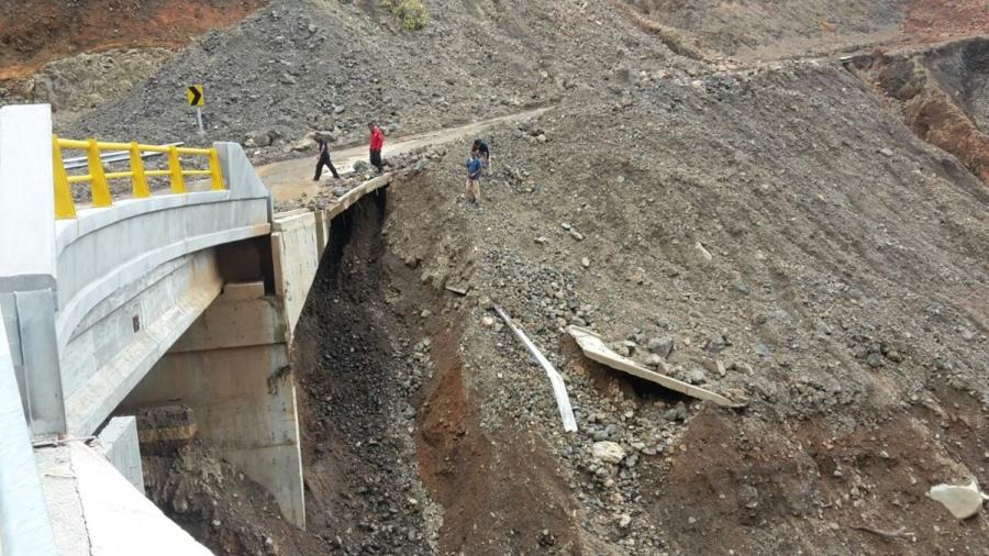 Caen dos puentes en Guerrero