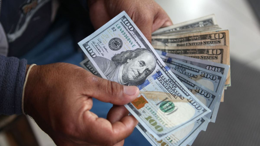 Dólar cotiza a la venta en 18.65 pesos en el AICM