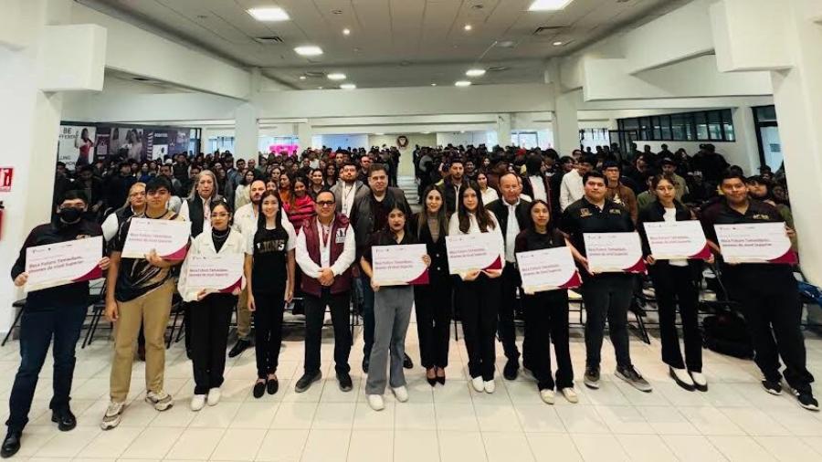 Entrega ITABEC 800 Becas Futuro Tamaulipas, Jóvenes Nivel Superior a estudiantes de la Universidad Tecnológica de Matamoros