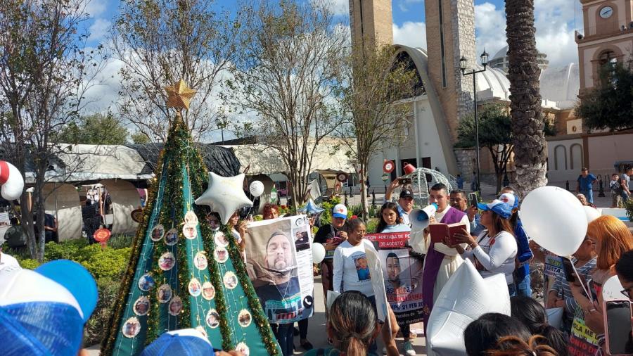 Familias marchan y encienden el Pino de la Esperanza por los desaparecidos