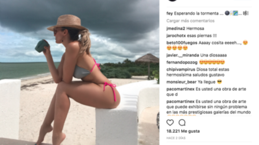 Impacta Fey con diminuto traje de baño