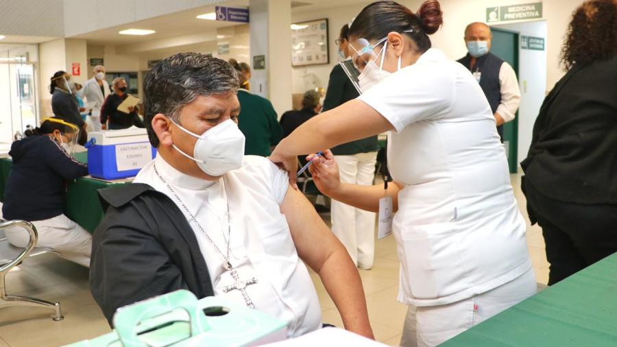 Obispo de la Diócesis de Nuevo Laredo recibe vacuna anticovid