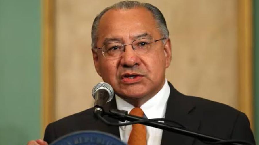 Ex diplomatico de EUA es sentenciado a 15 años de prisión por espionaje para Cuba