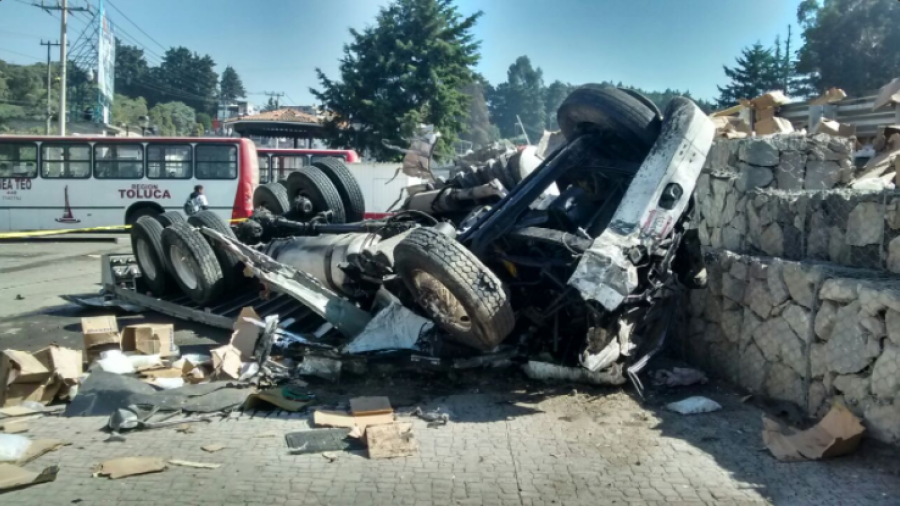 Volcadura de tráiler en la México-Toluca deja un muerto y 15 heridos