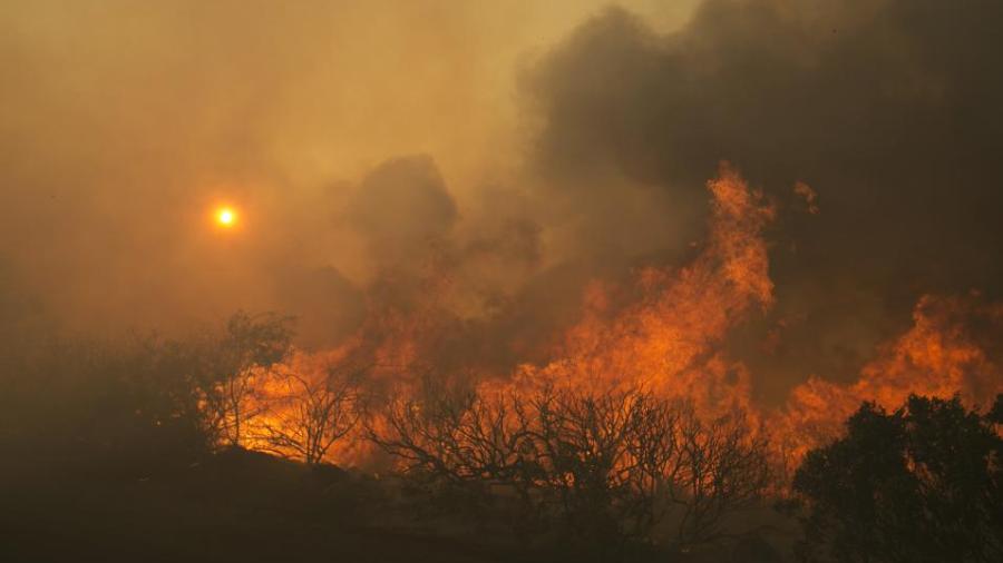 Evacuan a 20 mil civiles al norte de California por incendios 