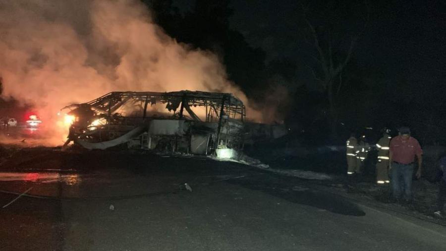 Choque entre pipa y autobús deja 15 muertos 