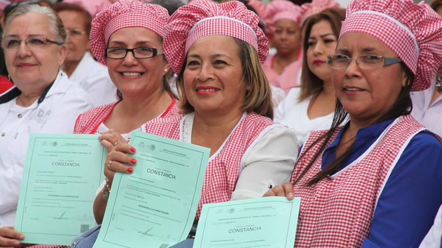 Entregan certificaciones a alumnas de talleres CEDIF
