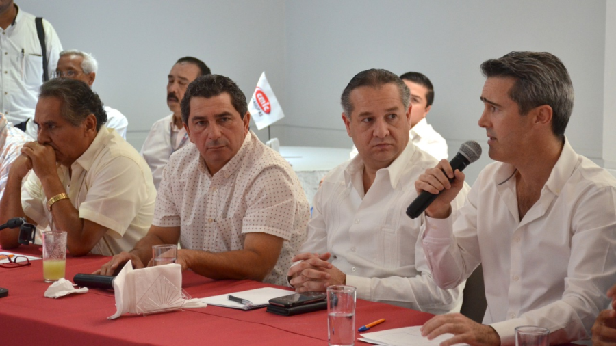 Adrián Oseguera y JR pactan compromiso con constructores