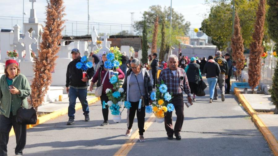 Llenan neolaredenses panteones por Día de Muertos