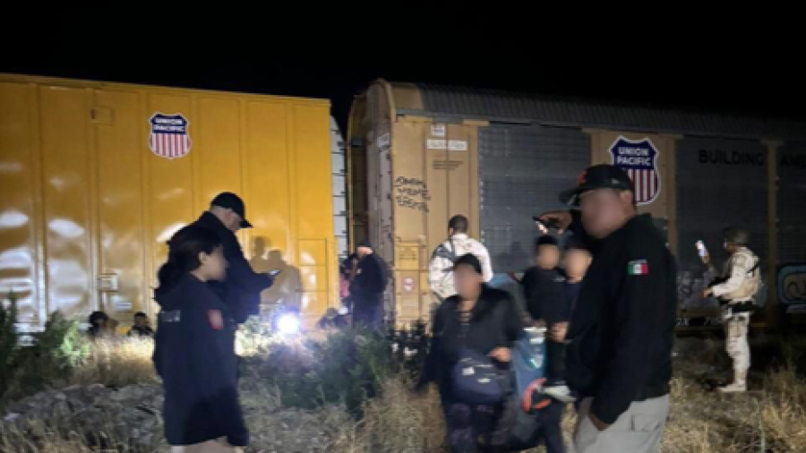 Rescatan a 144 migrantes en vagón de tren en Coahuila