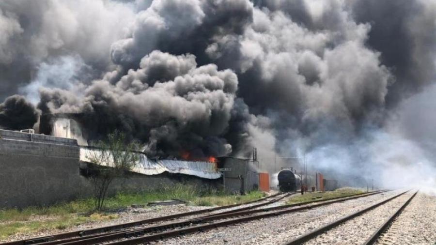 Registran fuerte incendio en una fábrica de Santa Catarina, Nuevo León