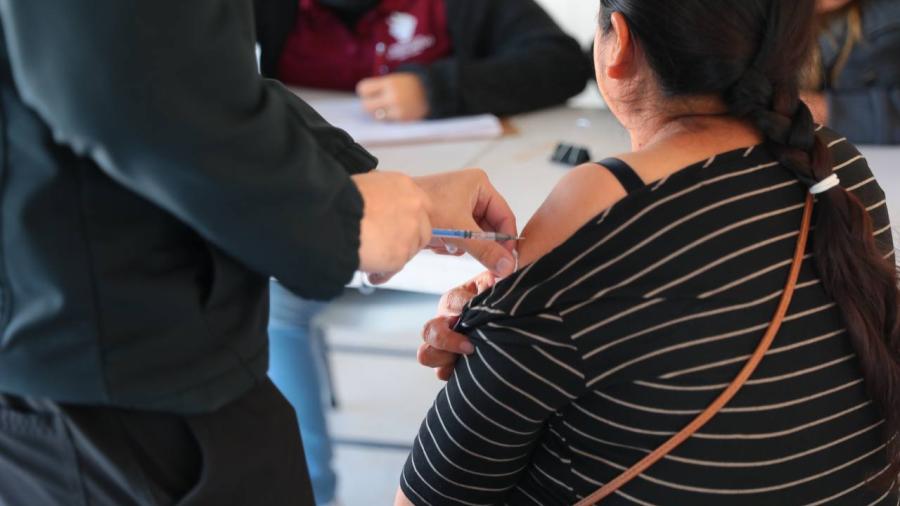 Aprovechan ciudadanos vacunación contra la influenza en central de camiones