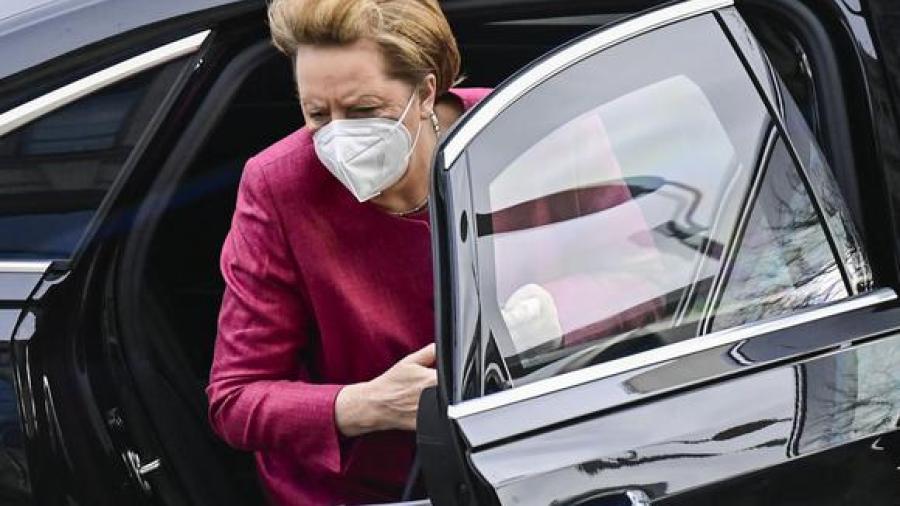 Recibe Angela Merkel primera dosis de vacuna de AstraZeneca