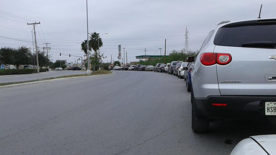 Ante posible cierre de gasolineras, automovilistas se preparan 