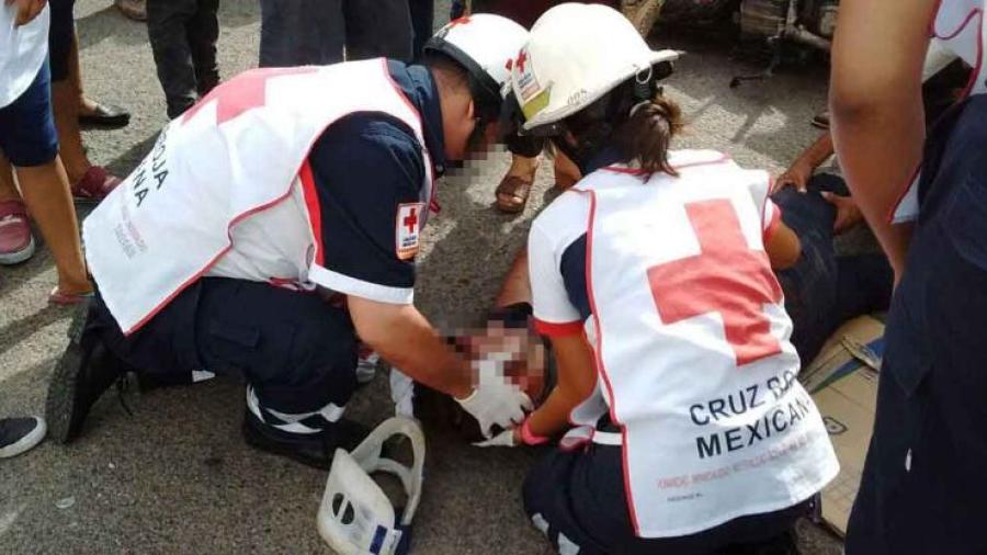 Deja cuatro muertos choque entre autobús y Van