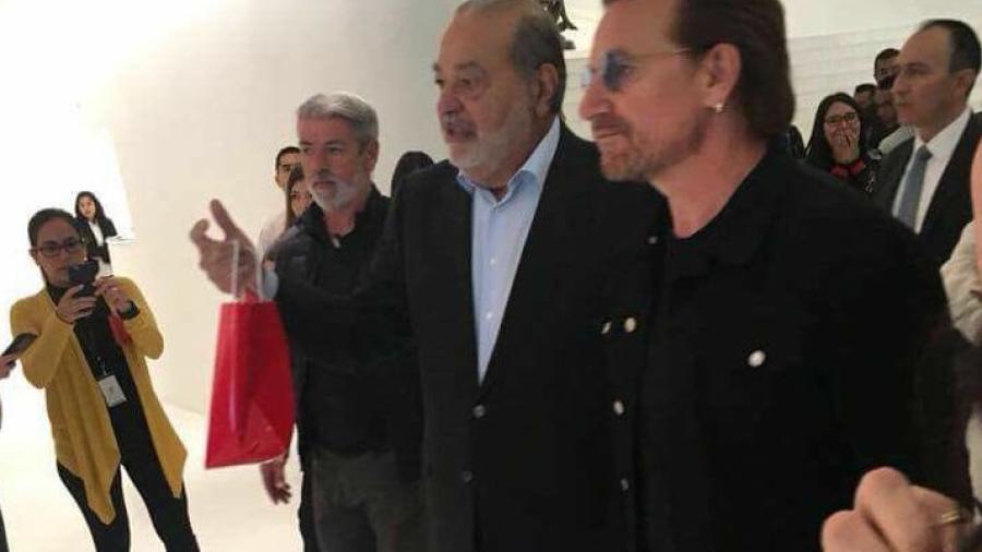 Bono recorre el museo Soumaya junto a Slim
