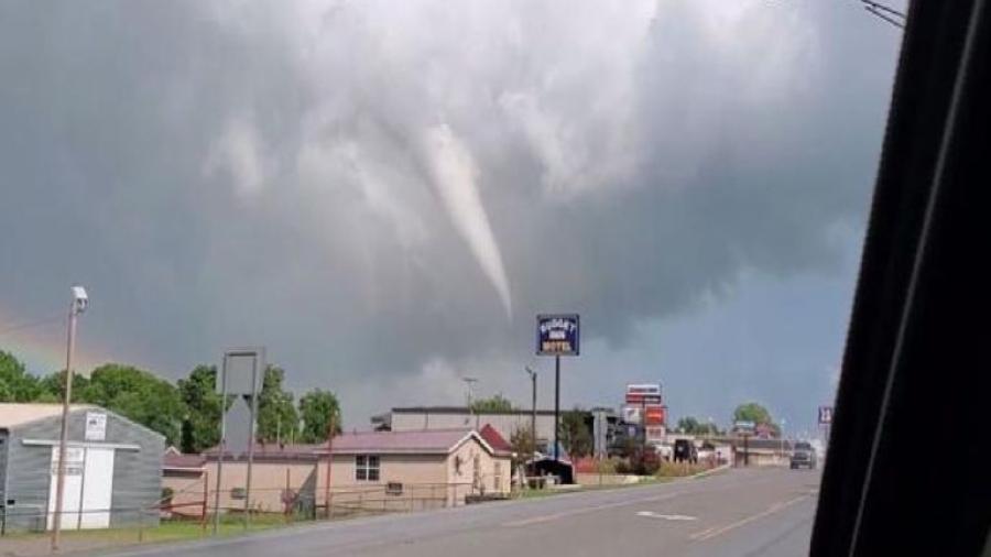 Tornados dejan al menos 7 víctimas