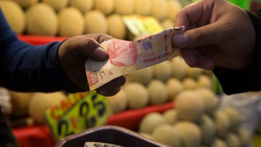 Celebra AMLO baja en la inflación durante octubre