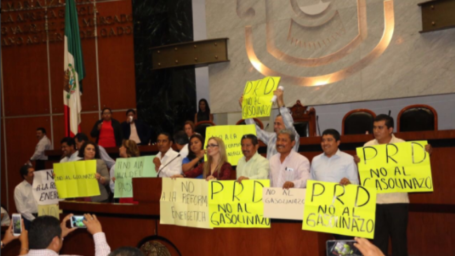 PRD, PT y MC toman tribuna del Congreso de Guerrero en protesta al 'gasolinazo'