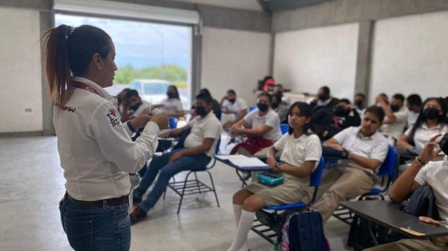 Impulsa IMJUVE desarrollo de jóvenes neolaredenses con programa de becas