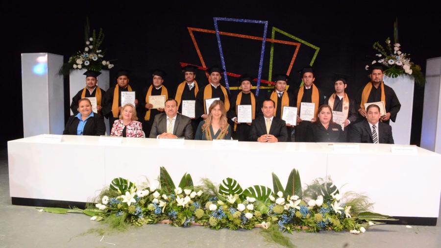 Presencia Maki Ortiz graduación de nuevos profesionistas