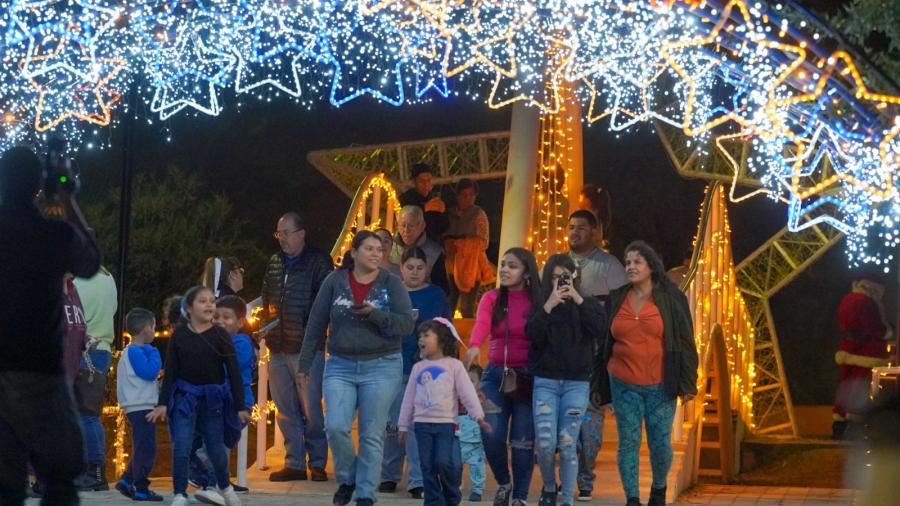 Disfrutar locales y visitantes del gran espectáculo navideño del 'Viveros Mágico'