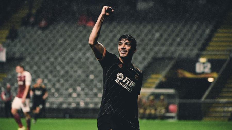  Raúl Jiménez anota su gol 15 en la temporada con los Wolves