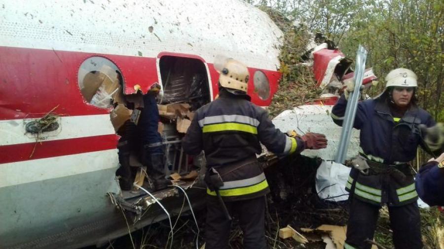 Avión aterriza de emergencia en Ucrania con saldo de cinco muertos