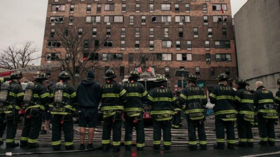 Sobrevivientes de incendio en Nueva York exigen indemnización económica