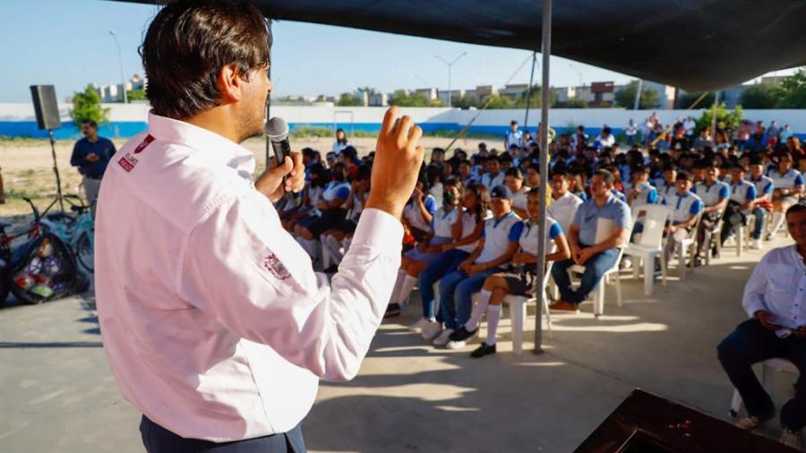 Convivió Carlos Peña Ortiz en Día del Estudiante de COBAT Extensión Ventura