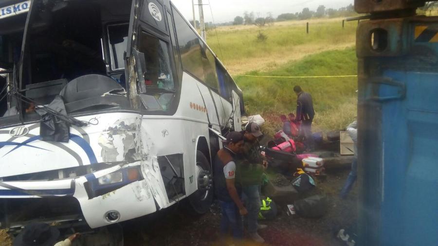 Choque entre camión con jugadores y tren deja dos muertos en Jalisco 