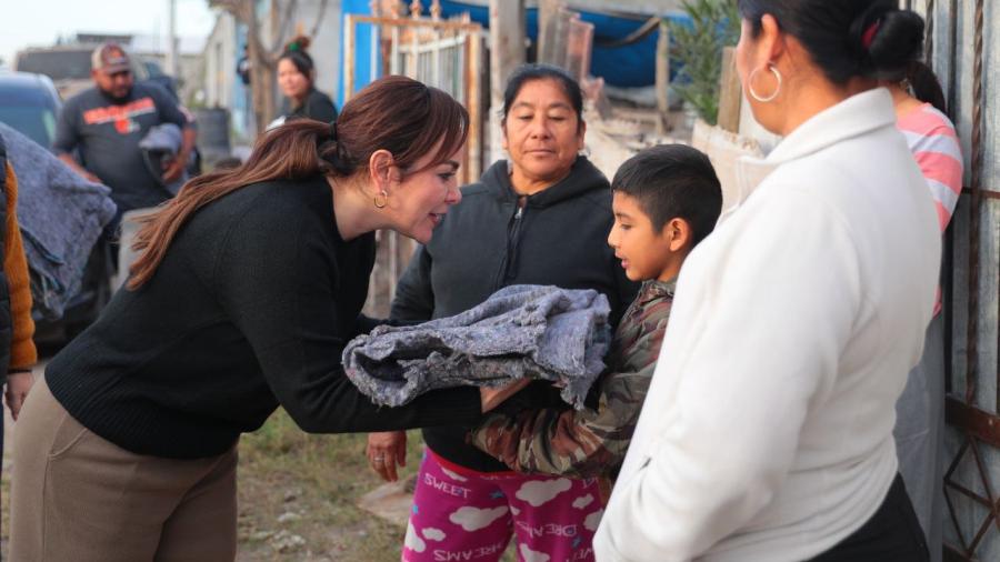 Entrega Alcaldesa Carmen Lilia apoyo invernal a familias de la periferia