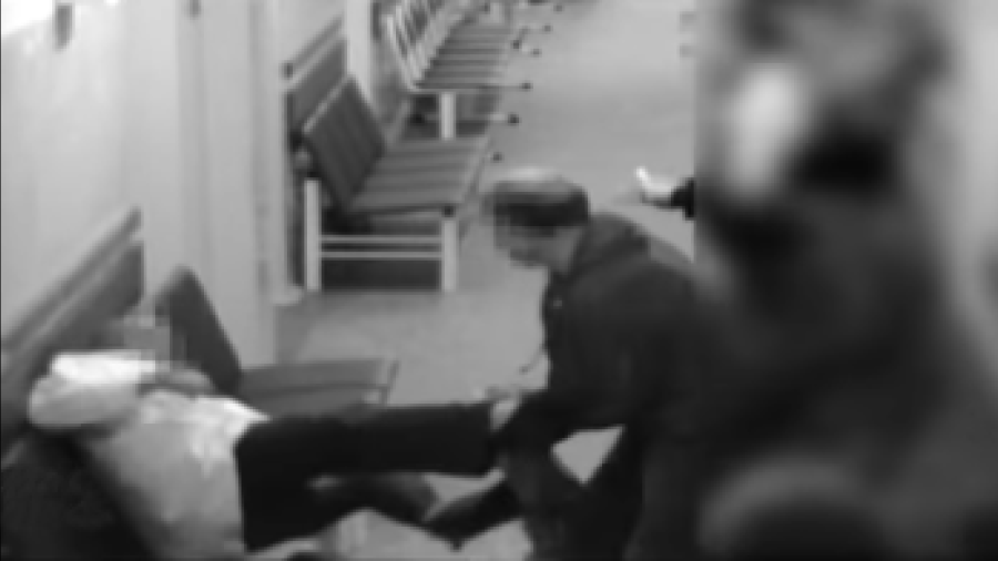 Apuñala a doctor y se suicida