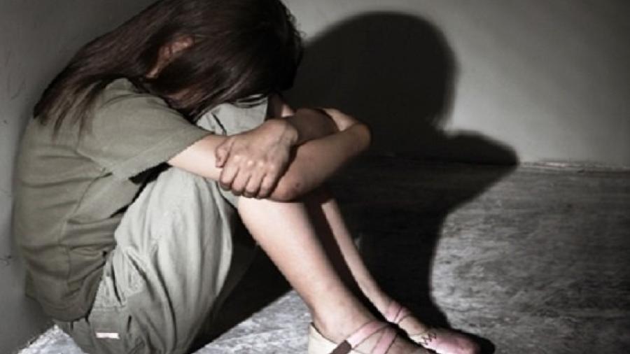 Profesor es arrestado por violar y drogar a una estudiante
