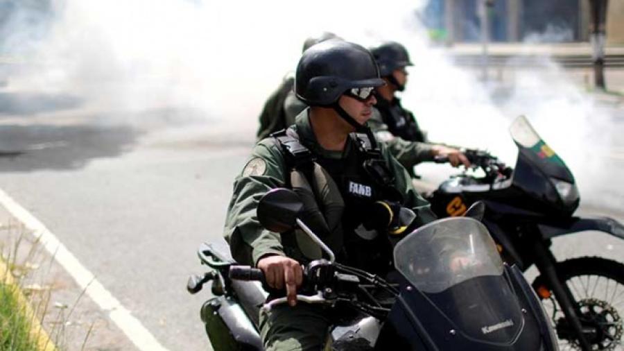 Explosión de bomba deja siete guardias lesionados