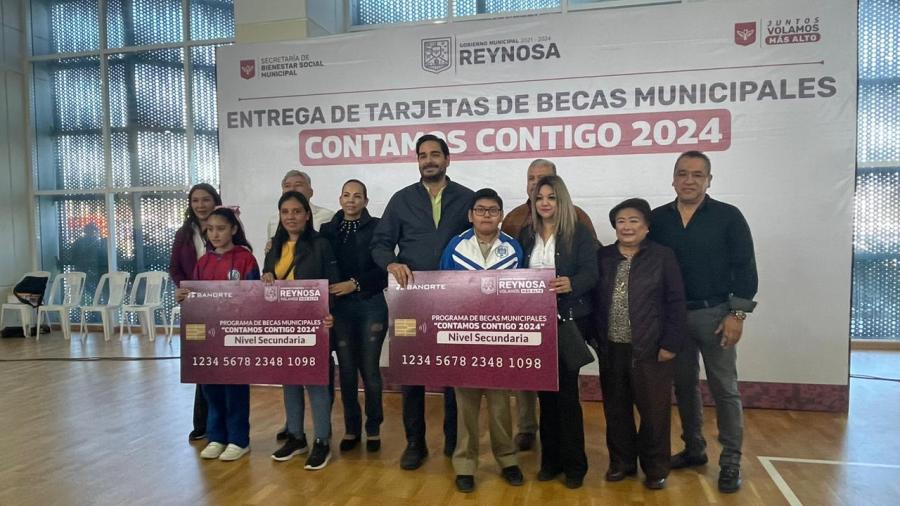 Sigue entrega de tarjetas de becas municipales