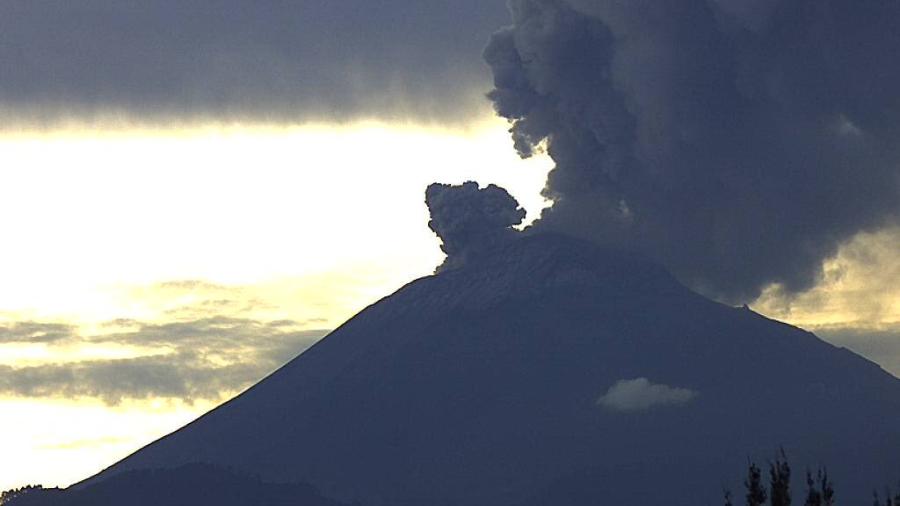Popocat&eacute;petl incrementa actividad, lanza material incandescente