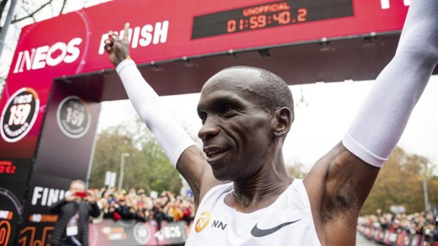 Keniano Eliud Kipchoge impone nuevo record en Maratón 