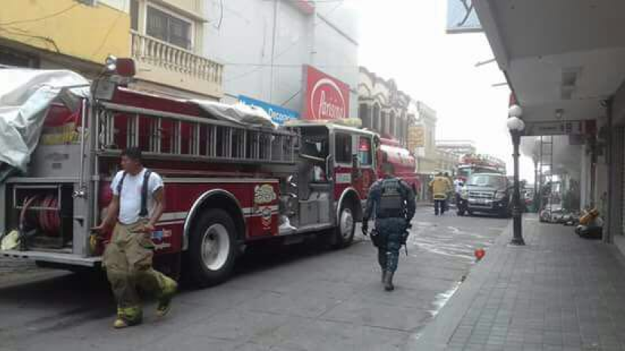 Dantesco incendio en la zona centro de Tampico afecta 3 negocios