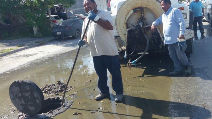 COMAPA limpia y repone servicio de drenaje en Jarachina Norte