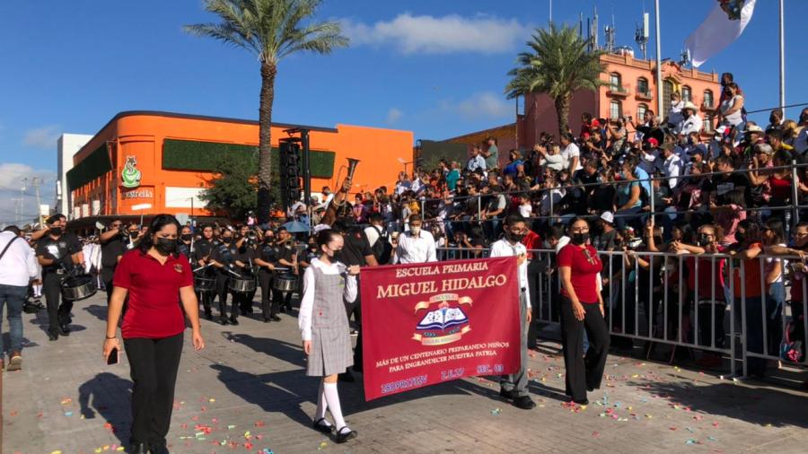 Familias asisten a plaza principal para presenciar desfile militar
