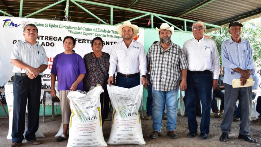 Gobierno continúa entregando fertilizante a citricultores del centro del estado