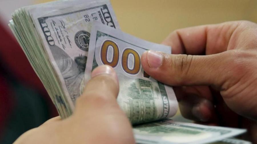 D&oacute;lar cotiza a la venta en 19.04 pesos en casas de cambio