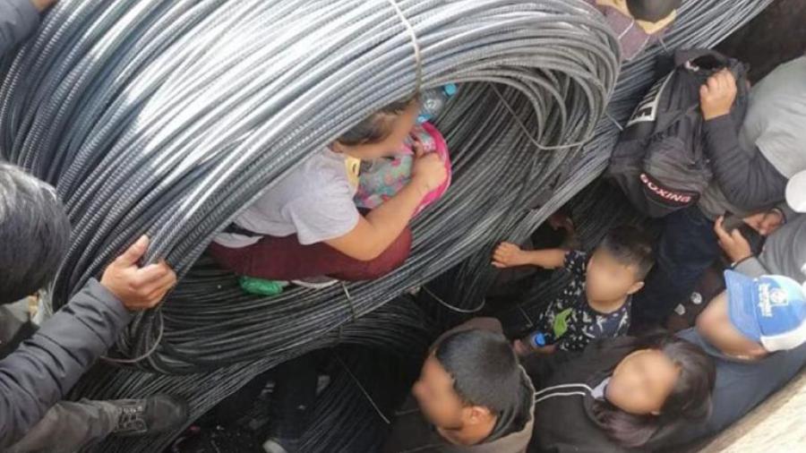 Rescatan a 87 migrantes que viajaban dentro de rollos de alambre en Sonora