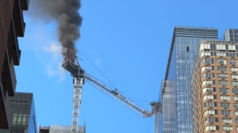 Cae grúa en Nueva York; deja varios heridos