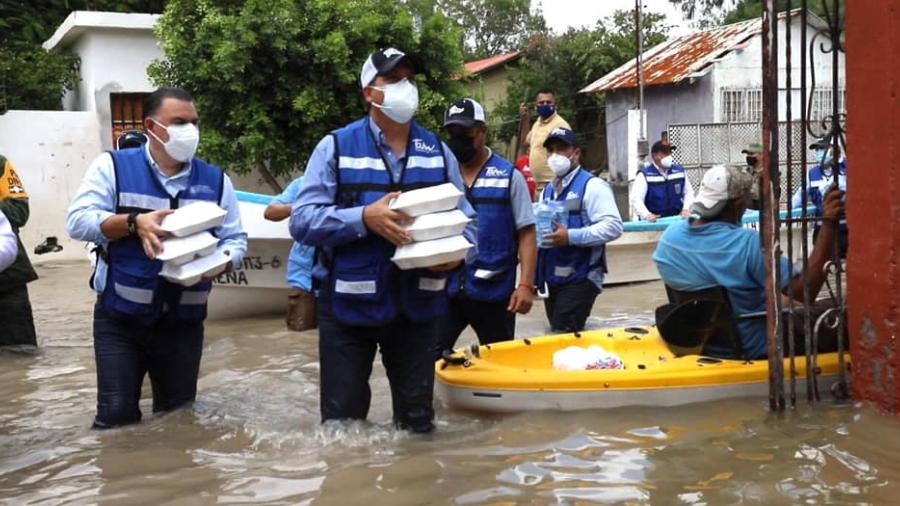Rigo Ramos pide donación de salario ante la pandemia, Gerardo Peña Flores lo hace desde que inició