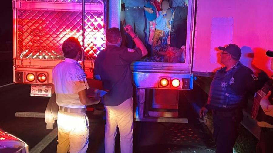 Rescatan en Puebla a 231 migrantes de Guatemala y El Salvador en un tráiler