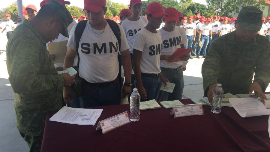 Reciben más de 900 jóvenes cartilla del SMN